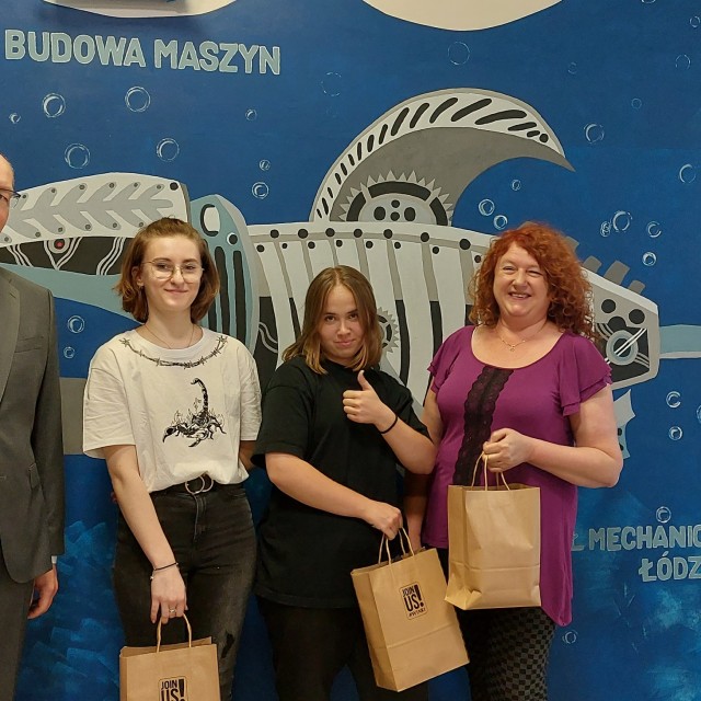 Od lewej: dziekan prof. Tomasz Kubiak, Patrycja Malesa, Ewa Żałoba i Anna Figat, komendat Hufca Pracy 5-23