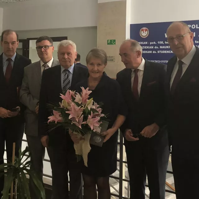 Medal przyznany zmarłemu przedwcześnie prof. Bogdanowi Kruszyńskiemu odbrała małżonka w towarzystwie władz i przyjaciół z Politechniki Łódzkiej 