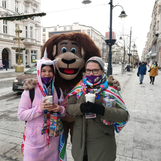 Wolontariuszki z lwem Leonem, maskotką PŁ