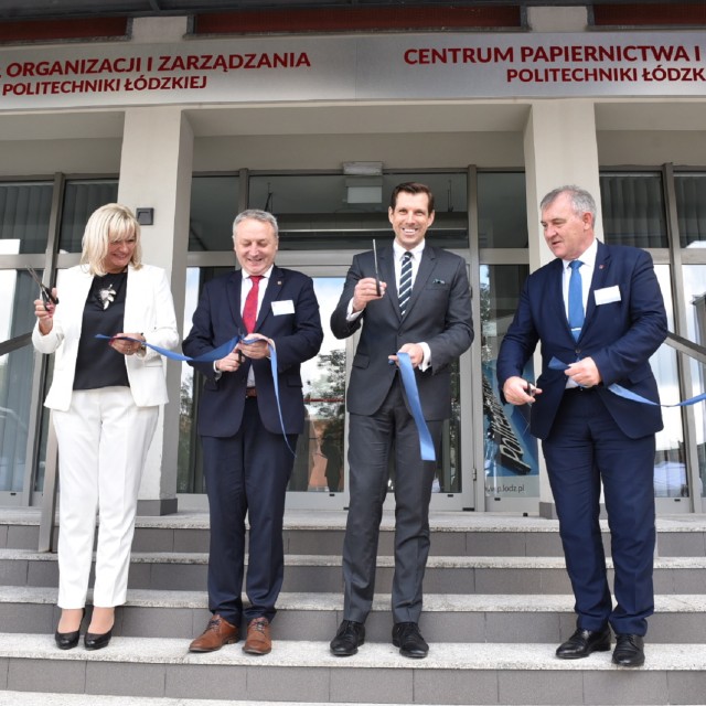 Symbolicznego otwarcia nowej siedziby dokonali (na zdj. od lewej): dziekan prof. Agnieszka Zakrzewska-Bielawska, Andrzej Górczyński, członek Zarządu Województwa Łódzkiego, wojewoda Tobiasz Bocheński i rektor prof. Krzysztof Jóźwik