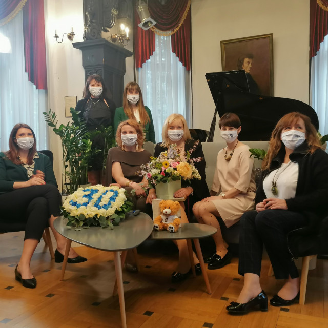 Sala Lustrzana była studiem, z którego odbywała się transmisja obchodów jubileuszowych, w środku dziekan prof. Agnieszka Zakrzewska-Bielawska