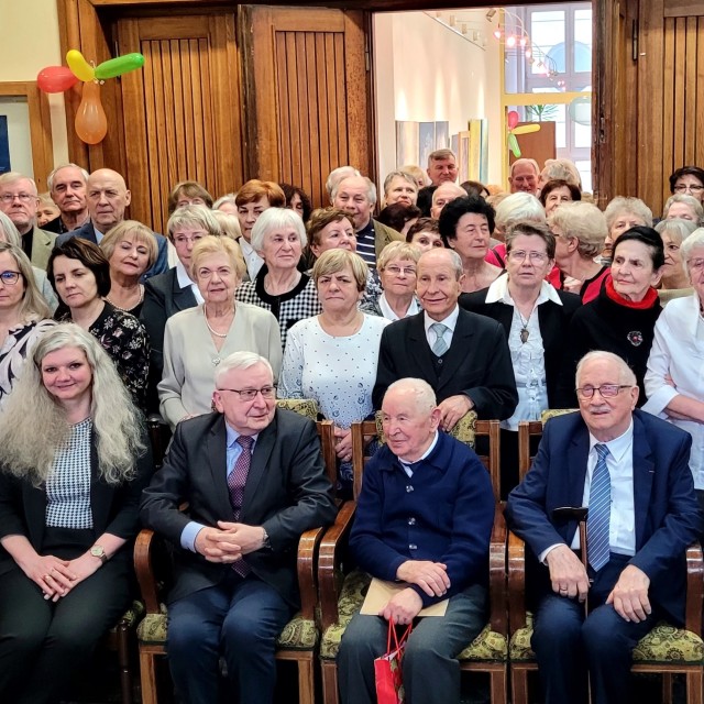 Uczestnicy jubileuszowego spotkania. Od lewej siedzą: prodziekan Wydziału Chemicznego dr hab. inż. Izabela Witońska prof. PŁ, prof. Stanisław Bielecki, Pan Władysław Okas, prof. Jan Krysiński.